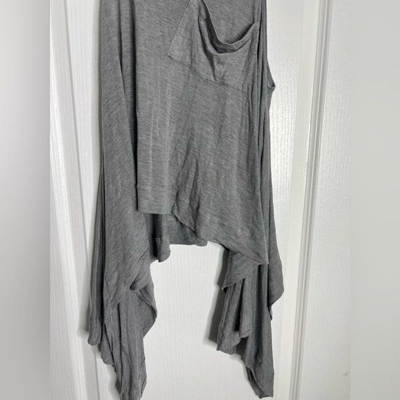 KAIN LABEL Pocket Tee with draped pocket and long sides. - Picture 3 of 11